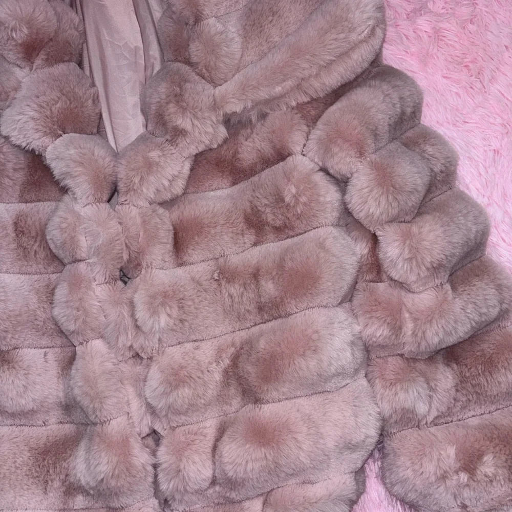 BRAND NEW! Luxurious Faux Fur Coat in Soft Pink - Picture 3 of 5